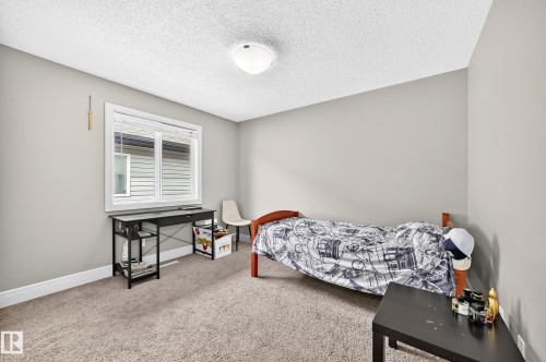 Light gray wall finish with a single window featuring white trim and blinds - 12035 168 Avenue Nw, Edmonton, AB 