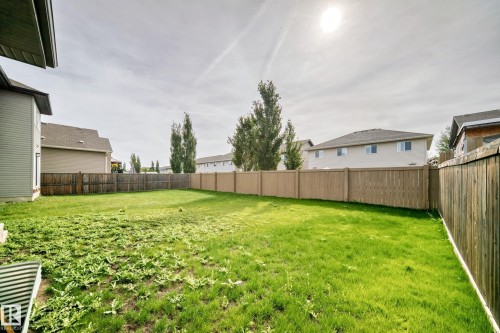 Expansive backyard with a combination of wood fences and ample green space - 12035 168 Avenue Nw, Edmonton, AB 