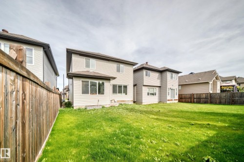 Expansive grassy yard with wood fencing - 12035 168 Avenue Nw, Edmonton, AB 