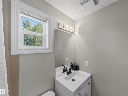 #44 12050 17 Av Sw, Edmonton, AB - Indoor Photo Showing Bathroom