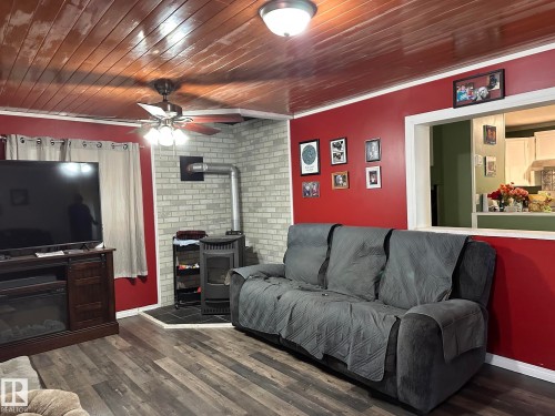 #68 4204 47 St, Wetaskiwin, AB - Indoor Photo Showing Living Room