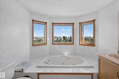 15819 58 Street Nw, Edmonton, AB 