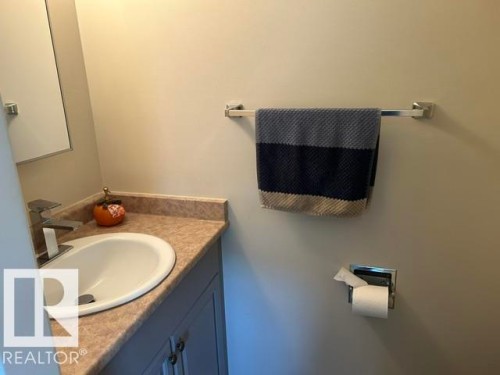 32 Belmead Gd Nw, Edmonton, AB - Indoor Photo Showing Bathroom