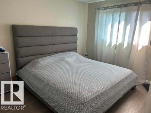 32 Belmead Gd Nw, Edmonton, AB - Indoor Photo Showing Bedroom
