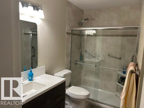 32 Belmead Gd Nw, Edmonton, AB - Indoor Photo Showing Bathroom