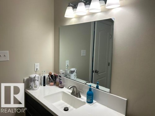 32 Belmead Gd Nw, Edmonton, AB - Indoor Photo Showing Bathroom