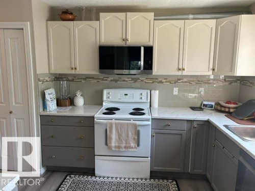 32 Belmead Gd Nw, Edmonton, AB - Indoor Photo Showing Kitchen
