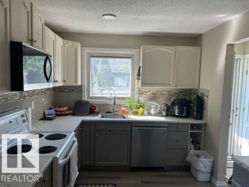 32 Belmead Gd Nw, Edmonton, AB - Indoor Photo Showing Kitchen