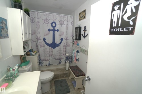 10026 87 Avenue Nw, Edmonton, AB - Indoor Photo Showing Bathroom