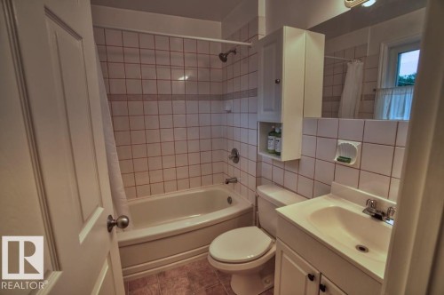 10026 87 Avenue Nw, Edmonton, AB - Indoor Photo Showing Bathroom