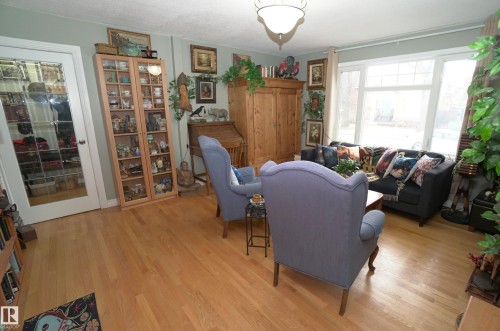 10026 87 Avenue Nw, Edmonton, AB - Indoor Photo Showing Living Room