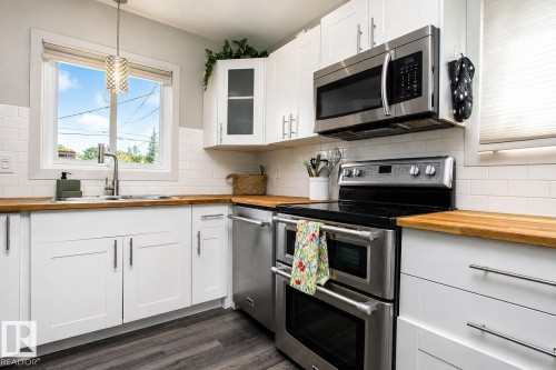 12231 55 Street Nw, Edmonton, AB - Indoor Photo Showing Kitchen With Stainless Steel Kitchen