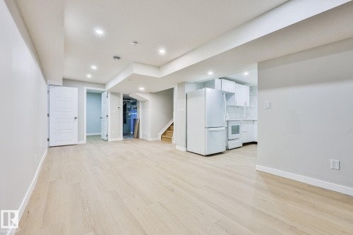 4324 70 Street Nw, Edmonton, AB 