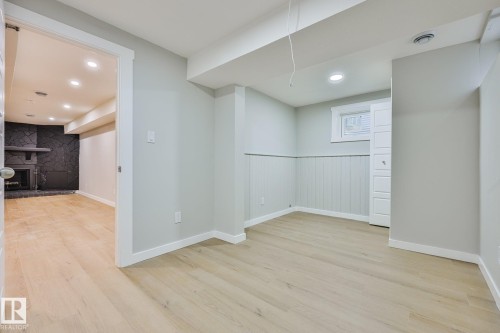 4324 70 Street Nw, Edmonton, AB 