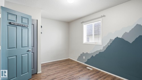 Wood-finish flooring, single window with blinds, and a built-in light fixture - 2117 36 Avenue Nw, Edmonton, AB 