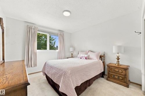 7911 152A Avenue Nw, Edmonton, AB 
