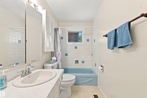 7911 152A Avenue Nw, Edmonton, AB 