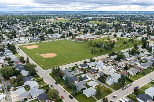 7911 152A Avenue Nw, Edmonton, AB 