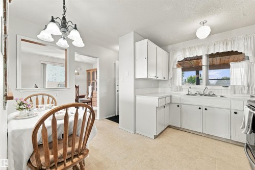 7911 152A Avenue Nw, Edmonton, AB 