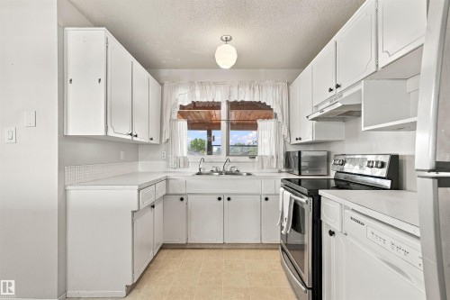 7911 152A Avenue Nw, Edmonton, AB 