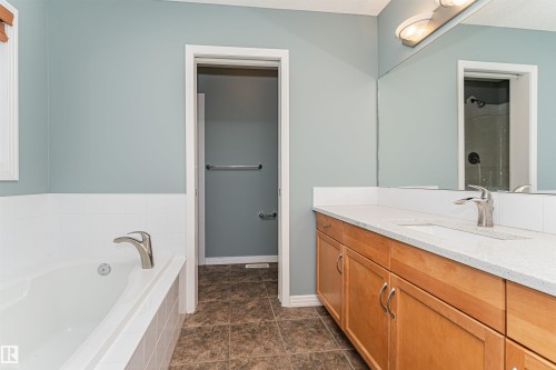 Large soaking tub with tiled surround - 1254 Mcallister Way Sw, Edmonton, AB 