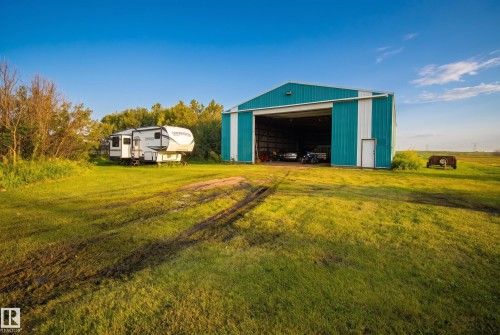 Spacious metal barn with a large open bay and a separate side entry door - 48109 Rr 155, Rural Beaver County, AB - Outdoor