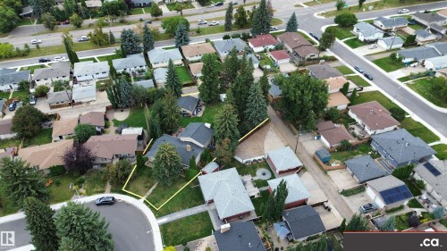 Property situated on a cul-de-sac with mature trees and a paved driveway - 9657 68A Street Nw, Edmonton, AB 
