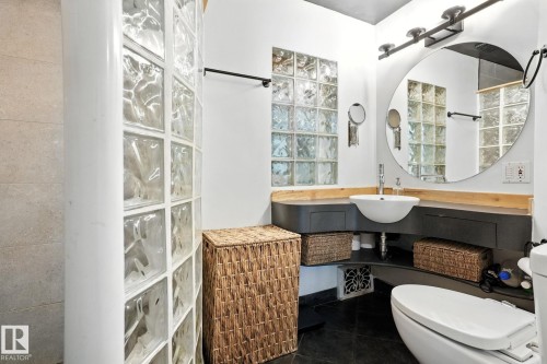 5406 110 Street Nw, Edmonton, AB - Indoor Photo Showing Bathroom