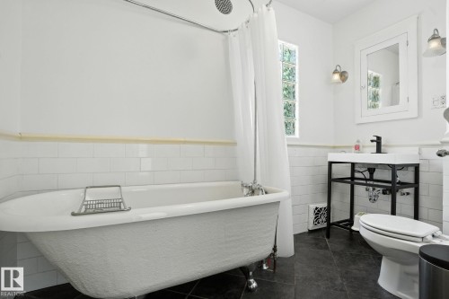 5406 110 Street Nw, Edmonton, AB - Indoor Photo Showing Bathroom