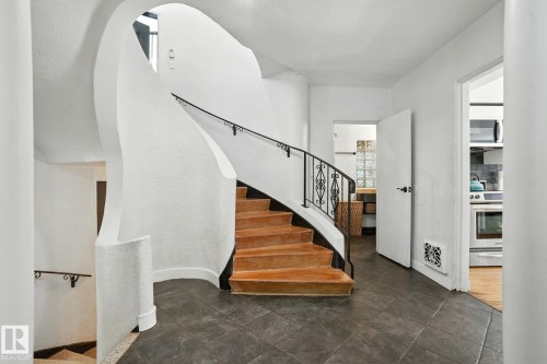 5406 110 Street Nw, Edmonton, AB - Indoor Photo Showing Other Room