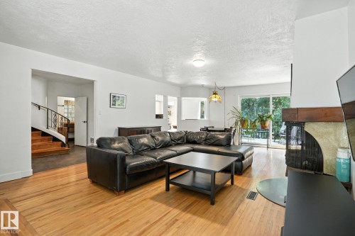 5406 110 Street Nw, Edmonton, AB - Indoor Photo Showing Living Room