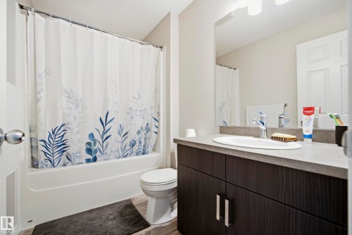3805 Powell Wynd Sw, Edmonton, AB - Indoor Photo Showing Bathroom