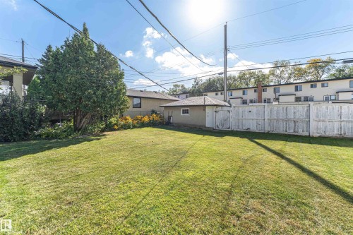 Expansive lawn with mature trees and established landscaping - 8743 Strathearn Drive Nw, Edmonton, AB 