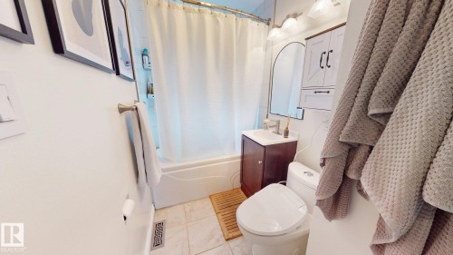 7727 77 Avenue Nw, Edmonton, AB - Indoor Photo Showing Bathroom