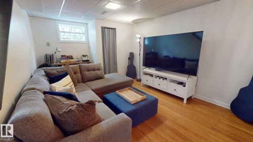 7727 77 Avenue Nw, Edmonton, AB - Indoor Photo Showing Living Room
