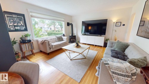 7727 77 Avenue Nw, Edmonton, AB - Indoor Photo Showing Living Room