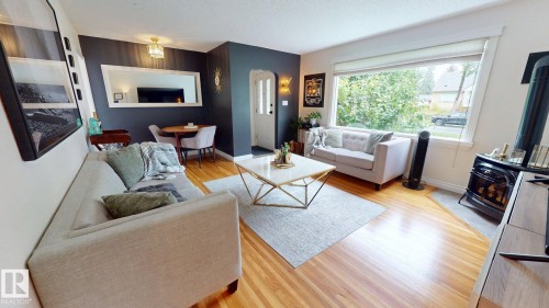 7727 77 Avenue Nw, Edmonton, AB - Indoor Photo Showing Living Room