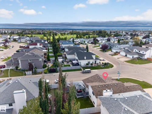 Residential neighborhood with a golf course in the background - 365 Hollick-Kenyon Road Nw, Edmonton, AB 