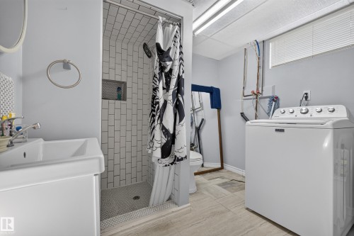 Shower with subway tile surround and integrated niche - 11308 123 Street Nw, Edmonton, AB 