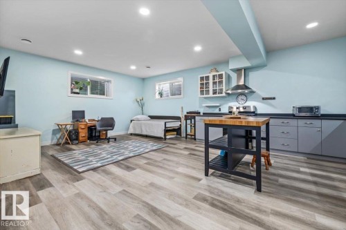9817 77 Avenue Nw, Edmonton, AB 