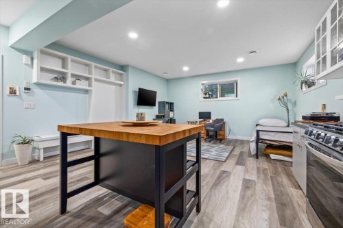 9817 77 Avenue Nw, Edmonton, AB 