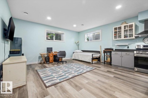 9817 77 Avenue Nw, Edmonton, AB 