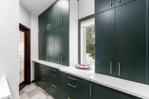 8704 165 Avenue Nw, Edmonton, AB 