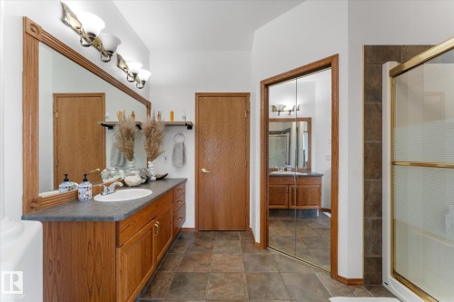 8704 165 Avenue Nw, Edmonton, AB 