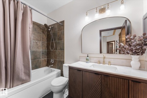 8704 165 Avenue Nw, Edmonton, AB 