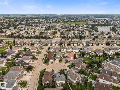 8704 165 Avenue Nw, Edmonton, AB 