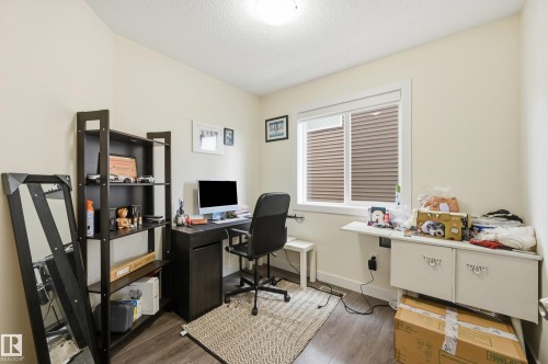 Neutral wall paint, recessed lighting, wood-finish flooring, and a window with blinds - 941 Ebbers Crescent Nw, Edmonton, AB 