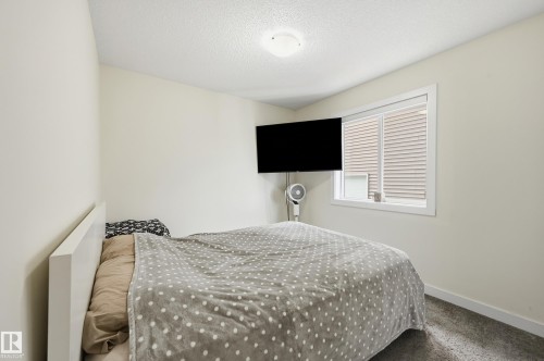Recessed window with horizontal blinds - 941 Ebbers Crescent Nw, Edmonton, AB 