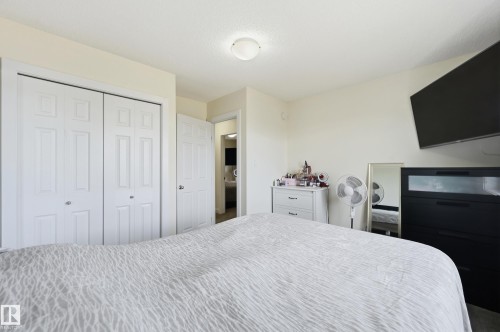 White bi-fold closet doors, light-colored walls, and a ceiling-mounted light fixture - 941 Ebbers Crescent Nw, Edmonton, AB 