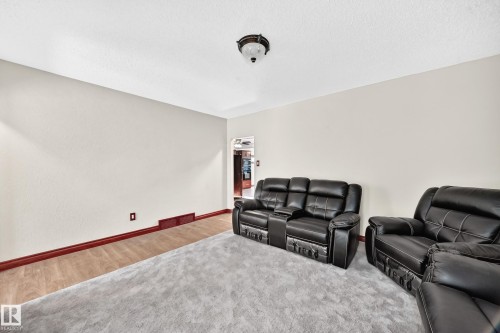 Neutral wall paint with wood-finish flooring and a light-colored area rug - 9719 71 Avenue Nw, Edmonton, AB - Indoor